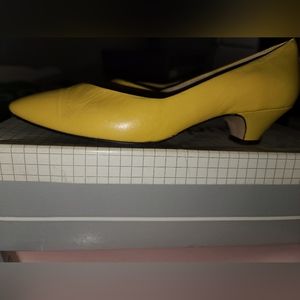 Auditions 6.5 Yellow Orchid Pumps